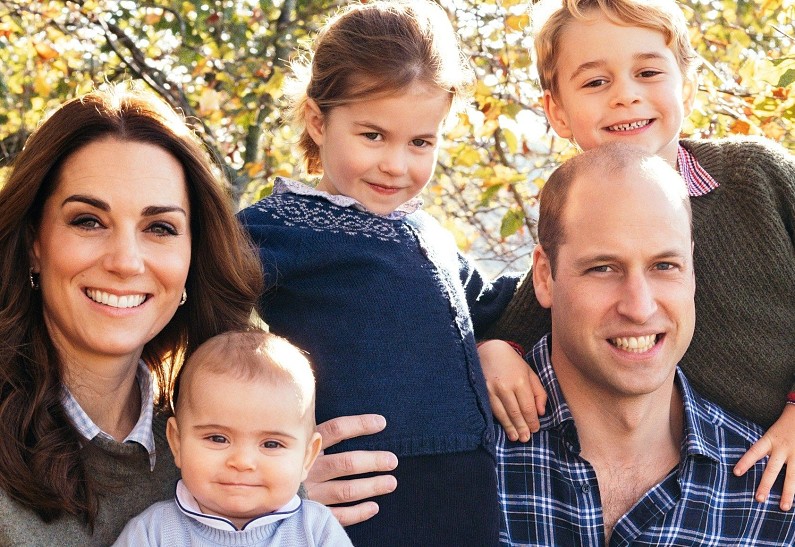 Кейт Миддлтон показала новые фото с тремя детьми от принца Уильяма