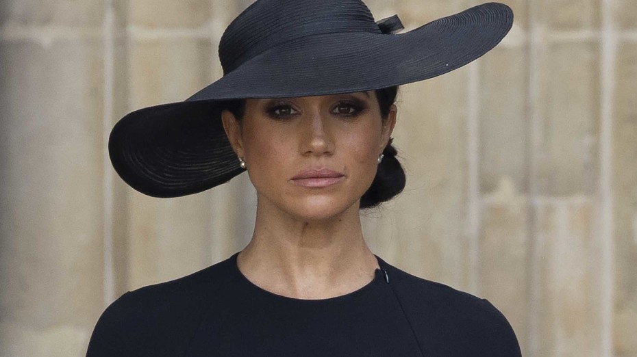 «Это не Голливуд»: Меган Маркл жестко раскритиковали за яркий макияж на похоронах Елизаветы II