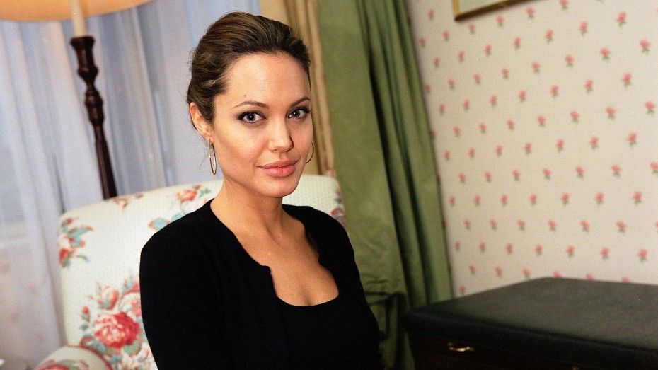 Анджелину Джоли заметили на свидании с молодым актером. Фото!