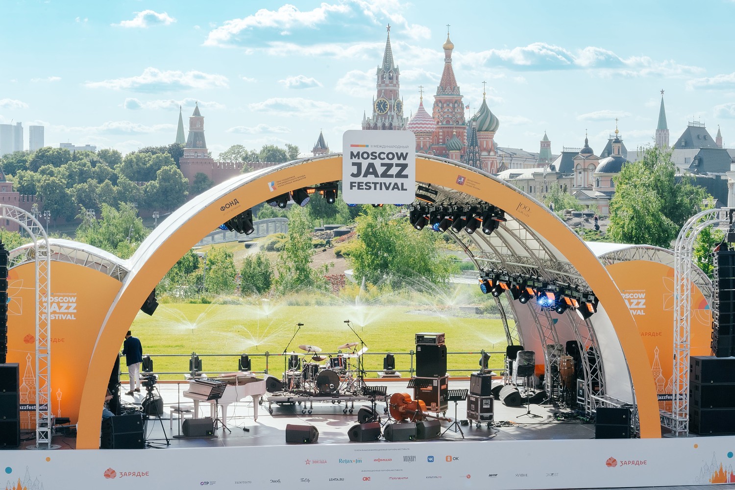 Сезонные мероприятия в москве летом. Парки Москвы. Парк Зарядье в Москве. Зарядье джазовый фестиваль. ВДНХ В Москве.