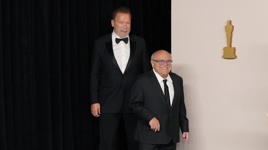 «Близнецы»: Арнольд Шварценеггер и Дэнни Де Вито воссоединились на премии «Оскар-2024»