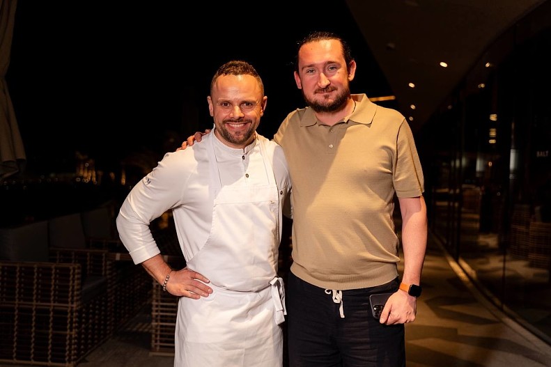 Олег Колисниченко (шеф-повар ресторана La Fabbrica) и Андрей Лиханов (руководитель отдела по связям с общественностью Mriya Resort & SPA)