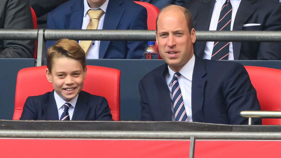 Принц Уильям со старшим сыном посетили чемпионат Англии по футболу