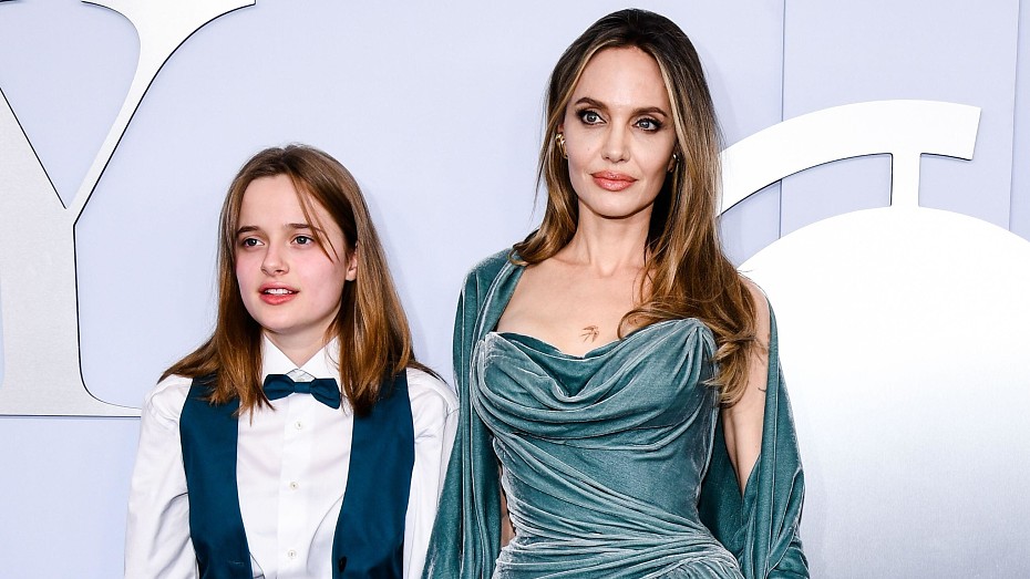 15-летняя дочь Анджелины Джоли и Брэда Питта вышла на красную дорожку со своей мамой на Бродвее 