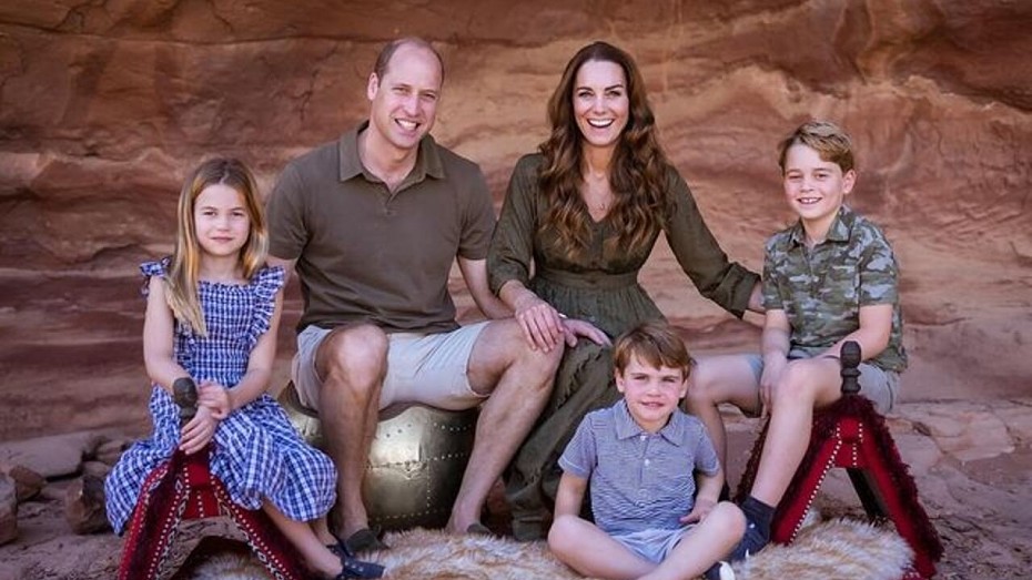 В Сети обсуждают странный портрет принца Уильяма с детьми, сделанный в честь его дня рождения 