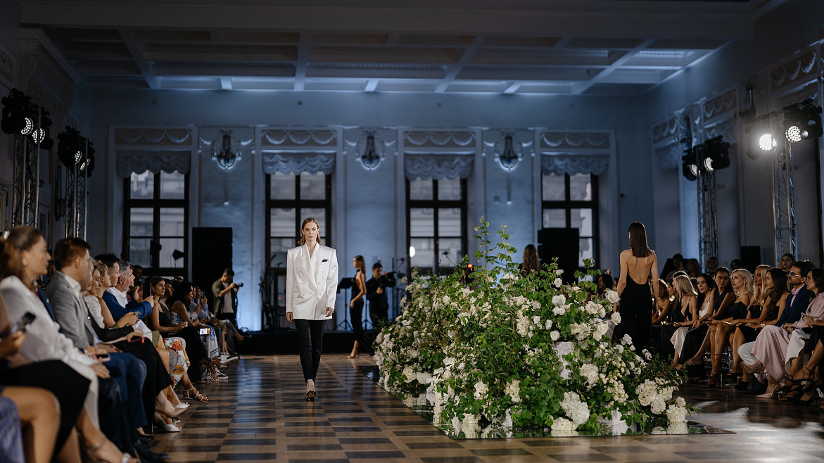 Бренд HONGQI поддержал показ новой коллекции Модного Дома Mastersuit