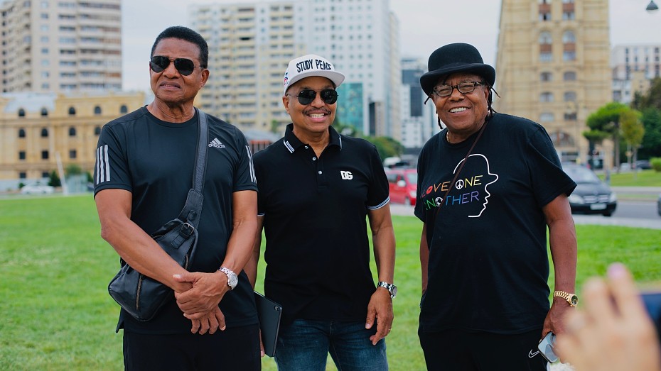 Участники легендарной группы The Jacksons прогулялись по Старому Баку