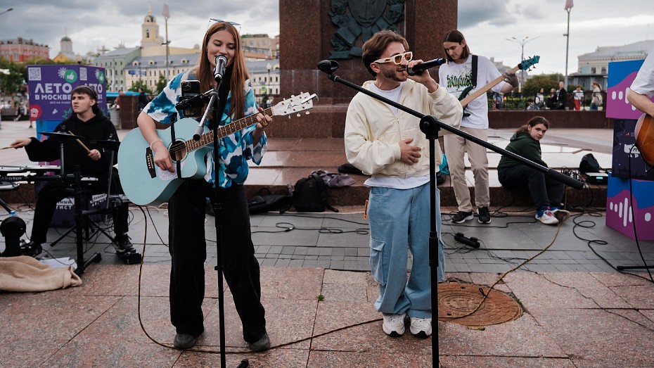 Джарахов и MONA выступили с уличным музыкантом в центре Москвы