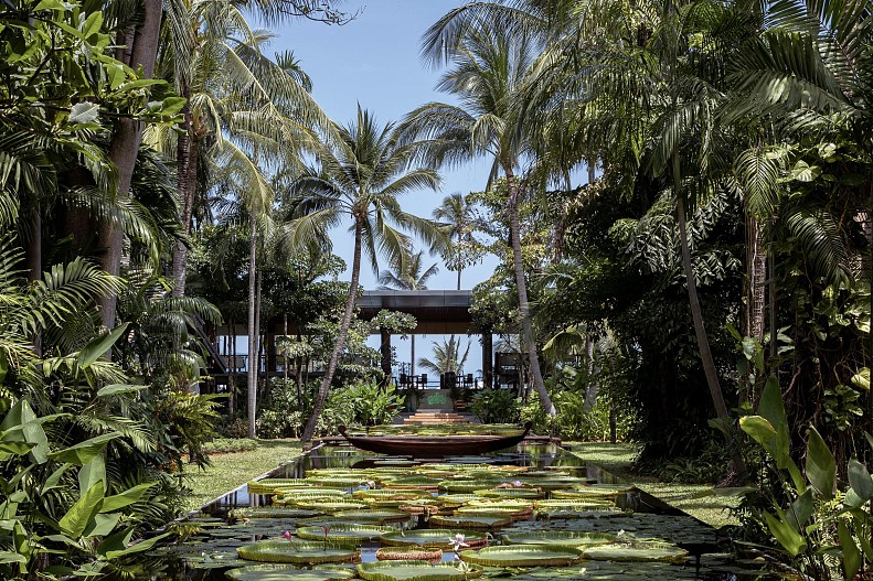 Пруды Anantara Bophut Koh Samui Resort